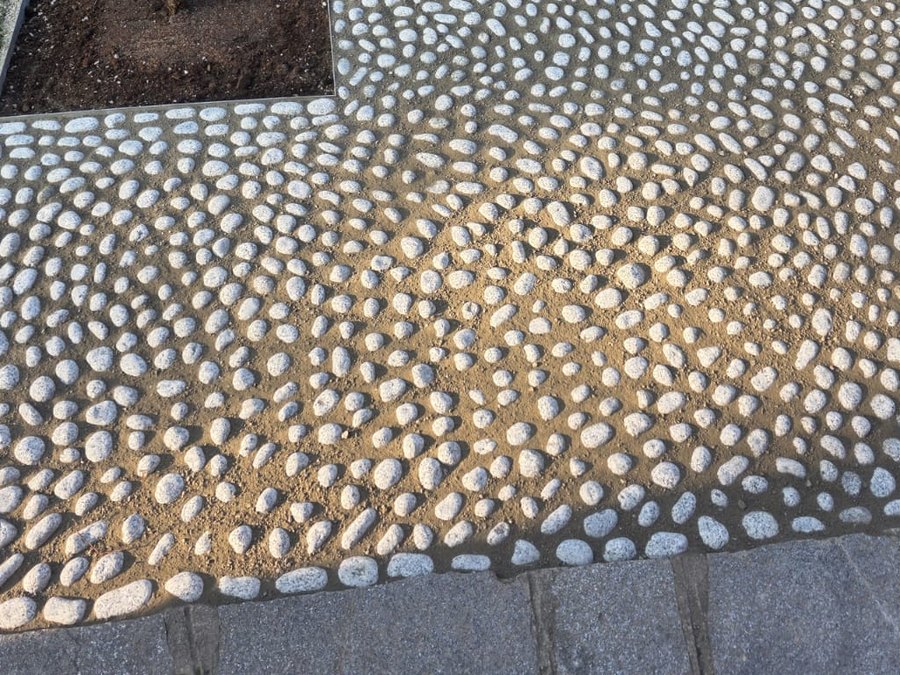 Dettaglio dei ciottoli di fiume posati a file curve